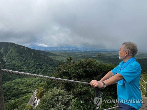 한라산 등산하는 문재인 전 대통령[탁현민 페이스북]